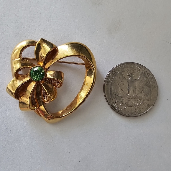 Avon Signed Open Goldtone HEART with Ribbon & Green Rhinestone Pin Brooch perido - Picture 7 of 7